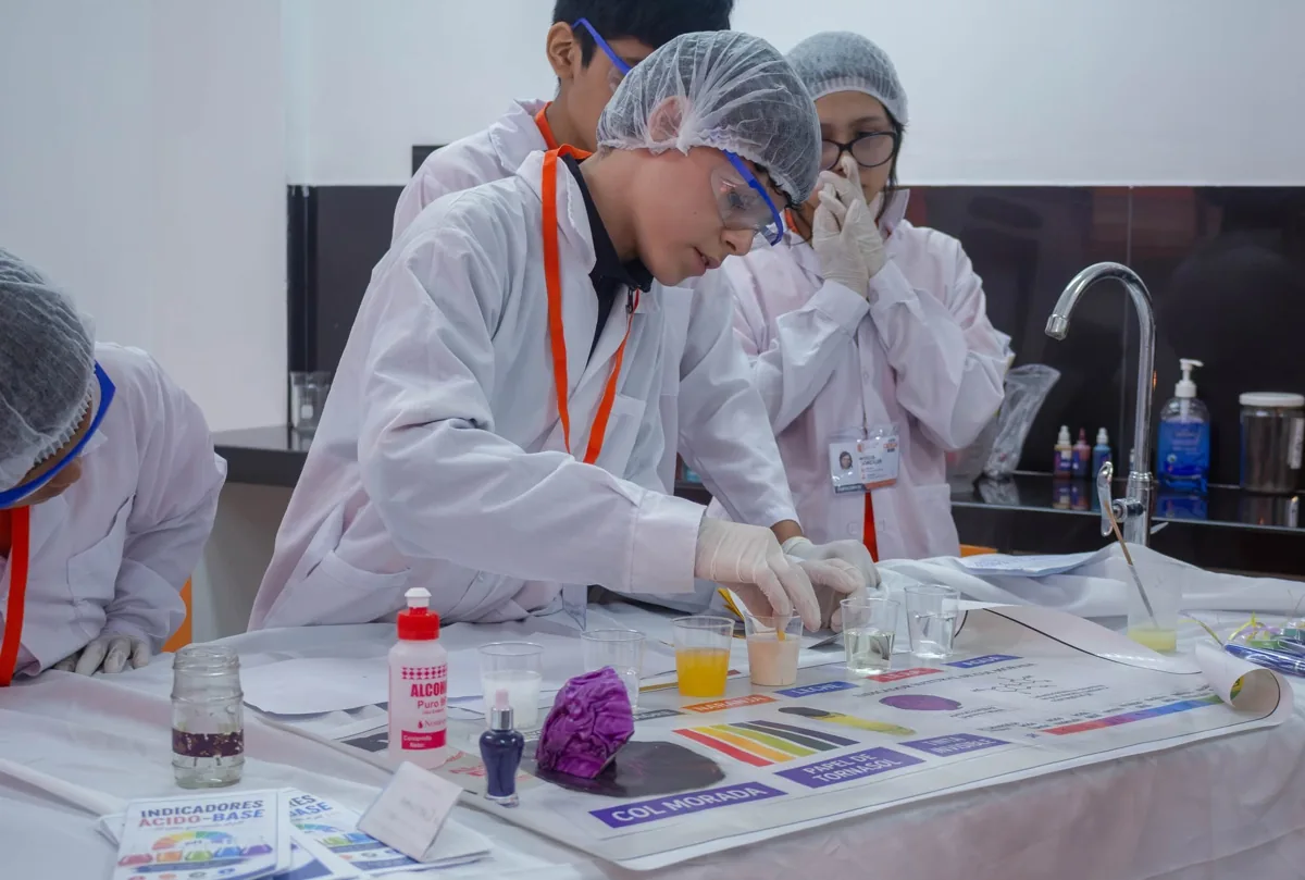 Estudiantes de Secundaria presentando un proyecto en Expociencia del Colegio Gauss