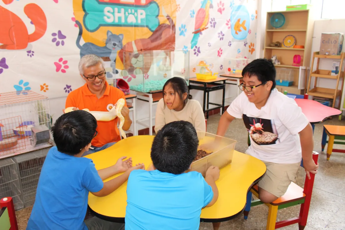 Niños participando juntos en una actividad del vacacional