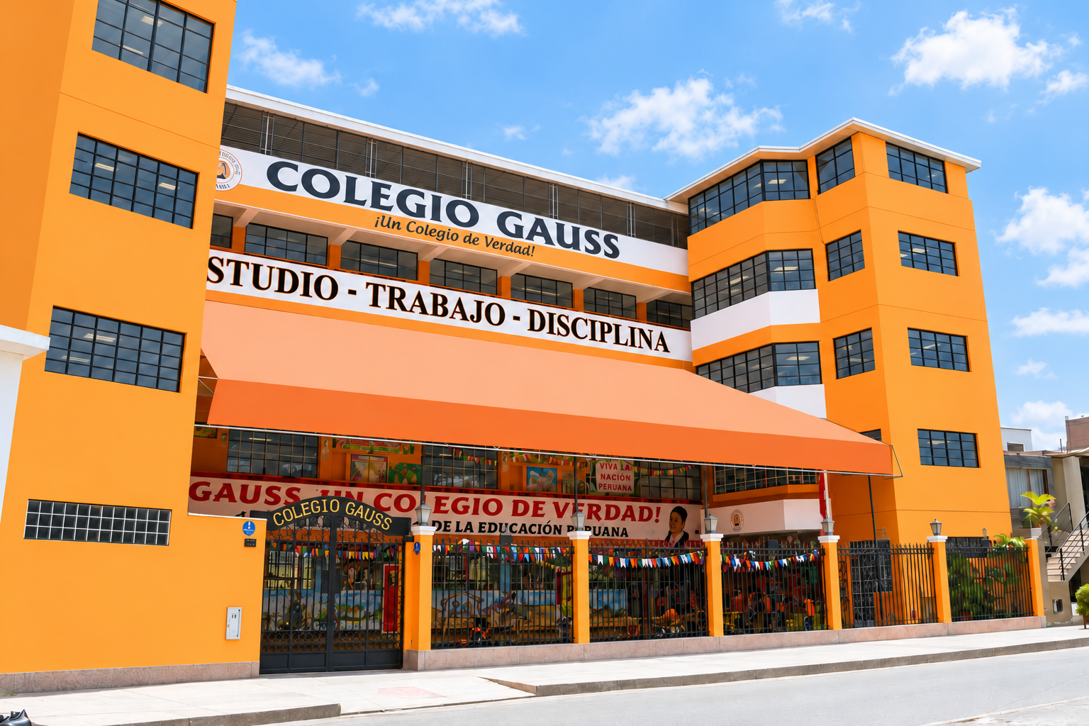 Fachada del Colegio Gauss en Tungasuca, Carabayllo